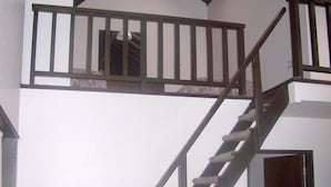 Una escalera con barandillas de madera que lleva a un nivel superior.