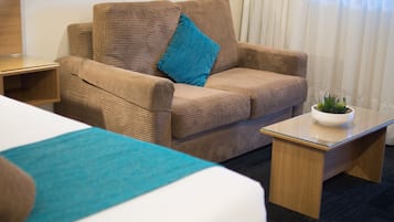 Habitación ejecutiva | Zona de estar | Una televisión