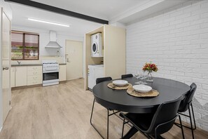 Casa de ciudad, 2 habitaciones | Caja de seguridad en la habitación, cortinas blackout y insonorización