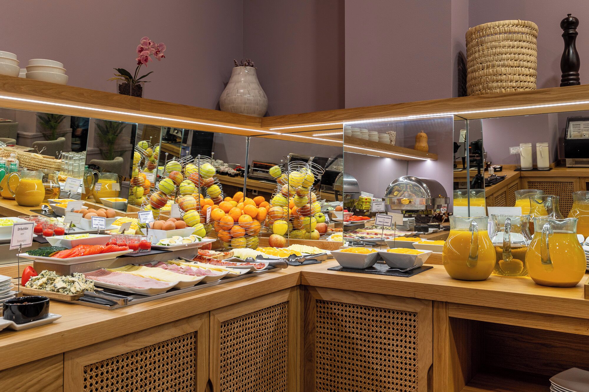 Ein reichhaltiges Buffet mit verschiedenen Speisen und Getränken.
