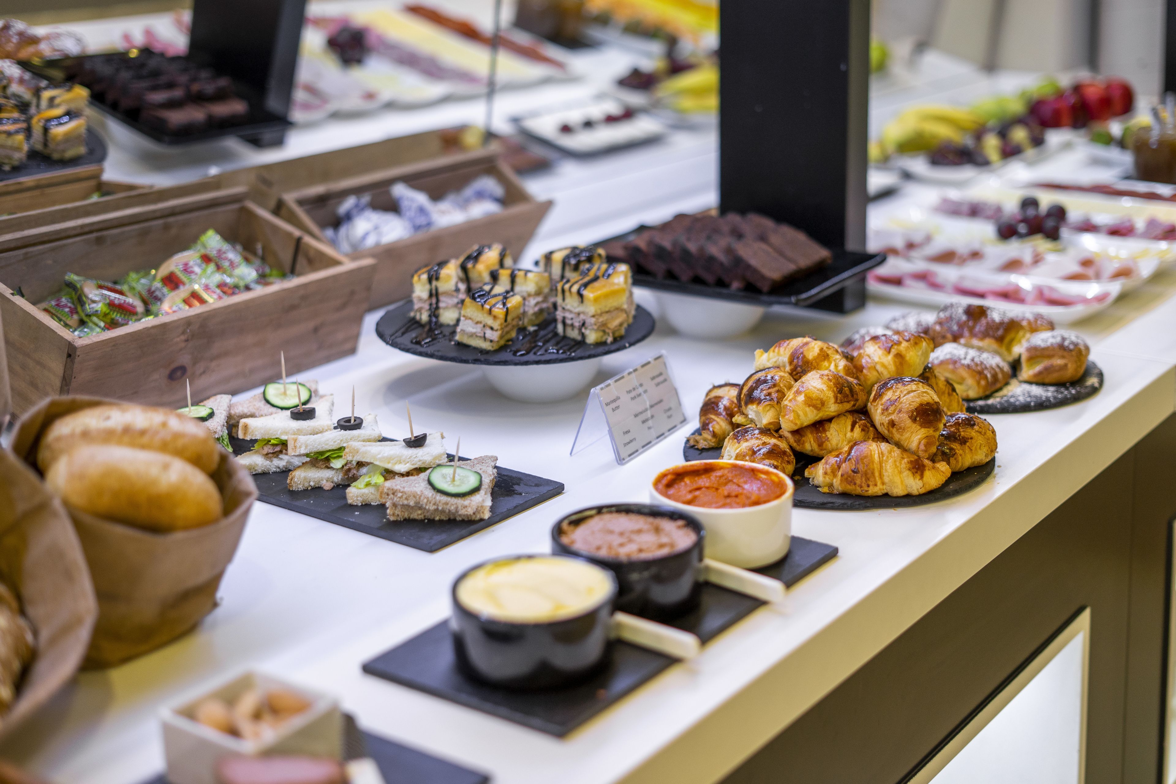 Daily continental breakfast (EUR 16 per person)