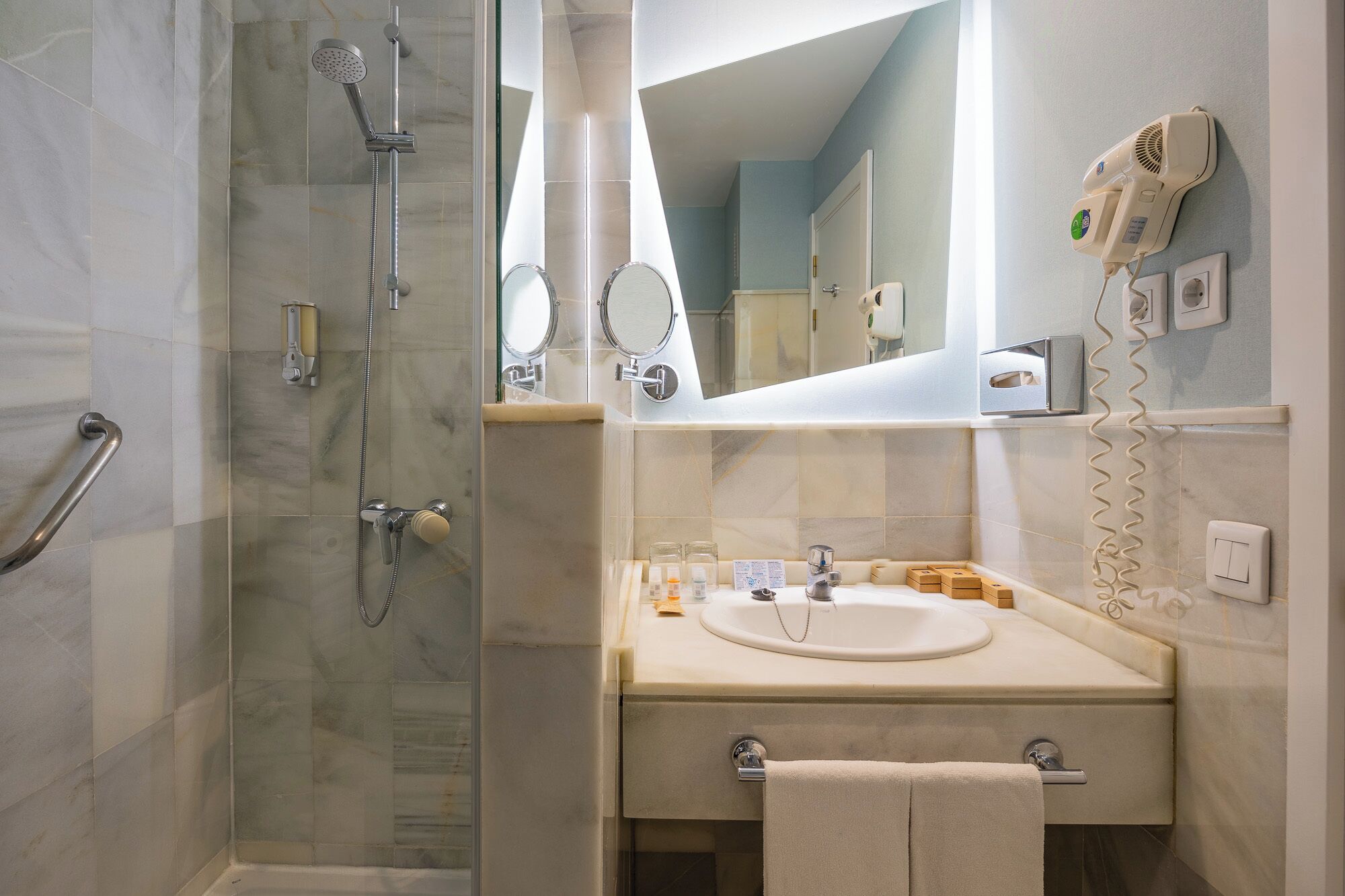 basic double room (sin vistas con cama matrimonio) | bathroom | combined shower/bathtub, free toiletries, hair dryer, towels