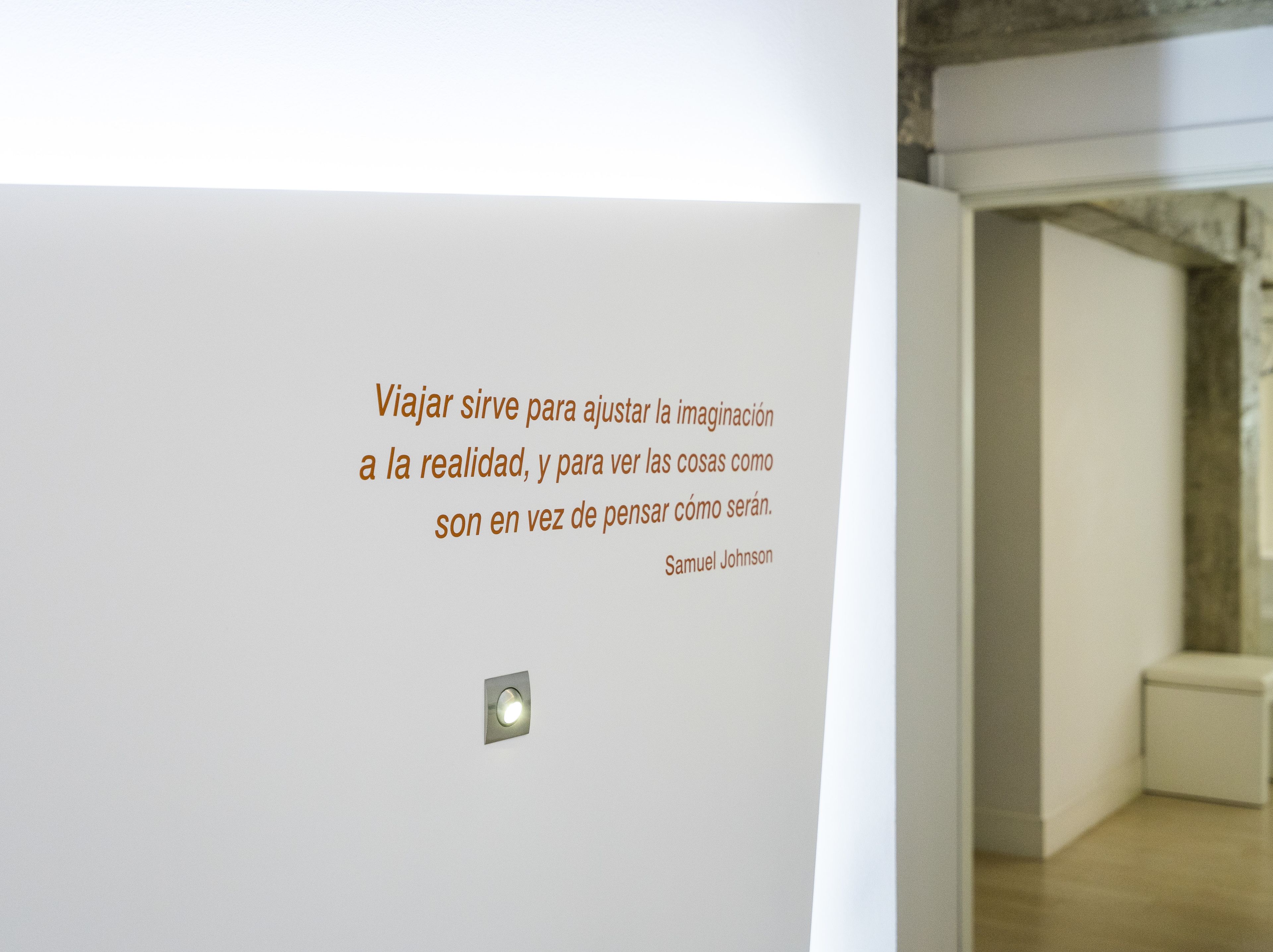 A wall with a quote in Spanish about travel and imagination by Samuel Johnson.