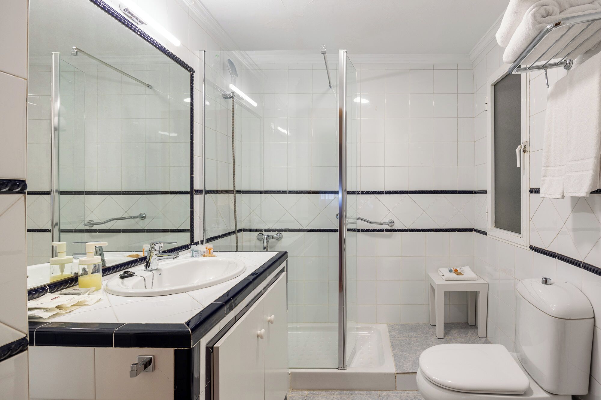 nearby apartment for 4 people | bathroom | combined shower/bathtub, free toiletries, hair dryer, towels