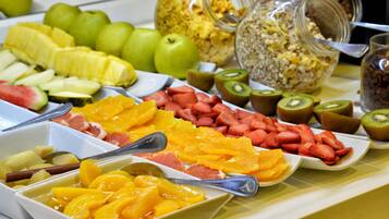 Un bufé con diversas frutas y cereales.