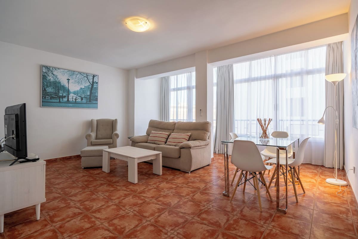 Apartment | Wohnzimmer | 27-Zoll-Flachbildfernseher mit Satellitenempfang, Fernseher