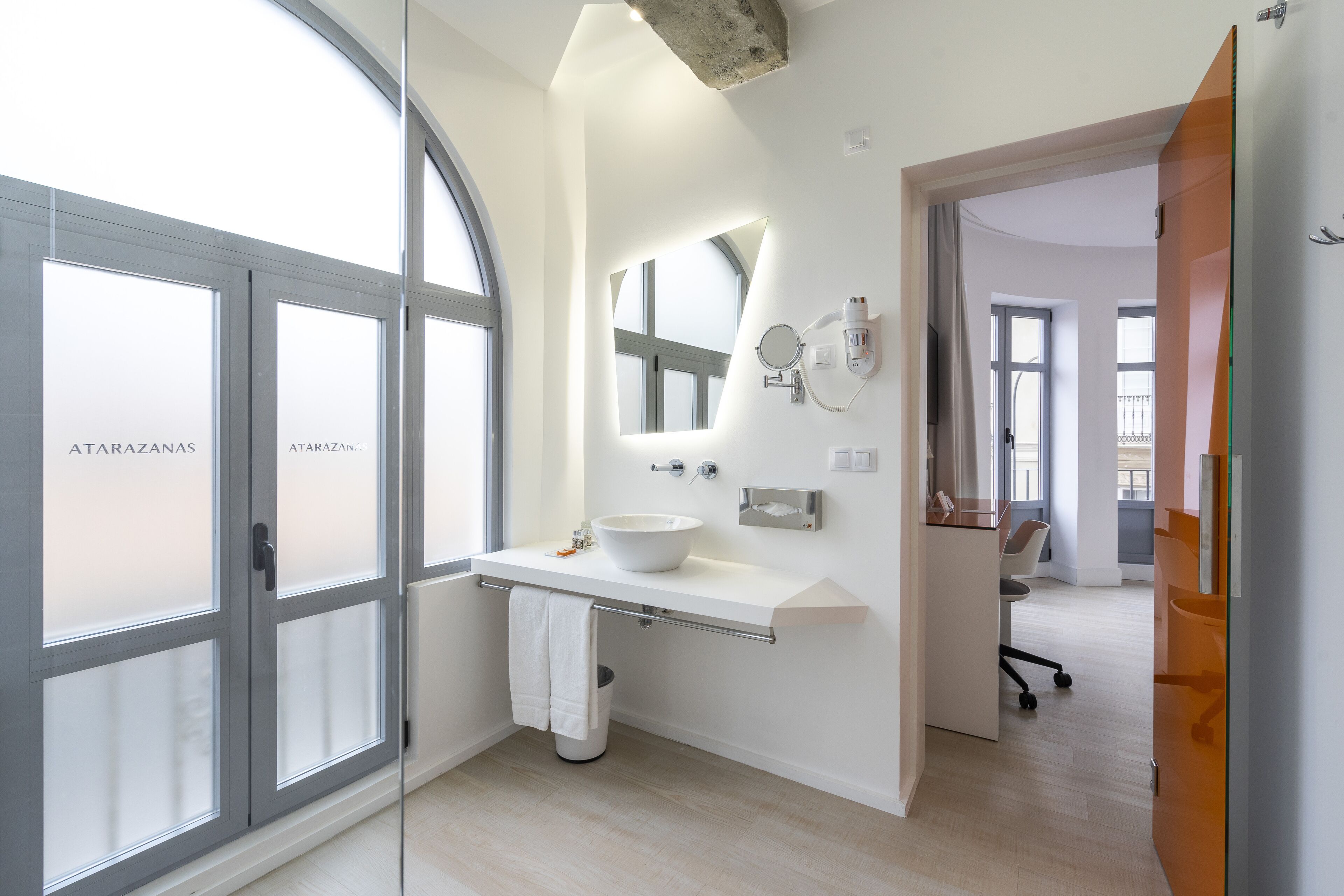 combined shower/bathtub, free toiletries, hair dryer, towels