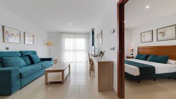 Junior Suite, Balcony, Garden View | Living area