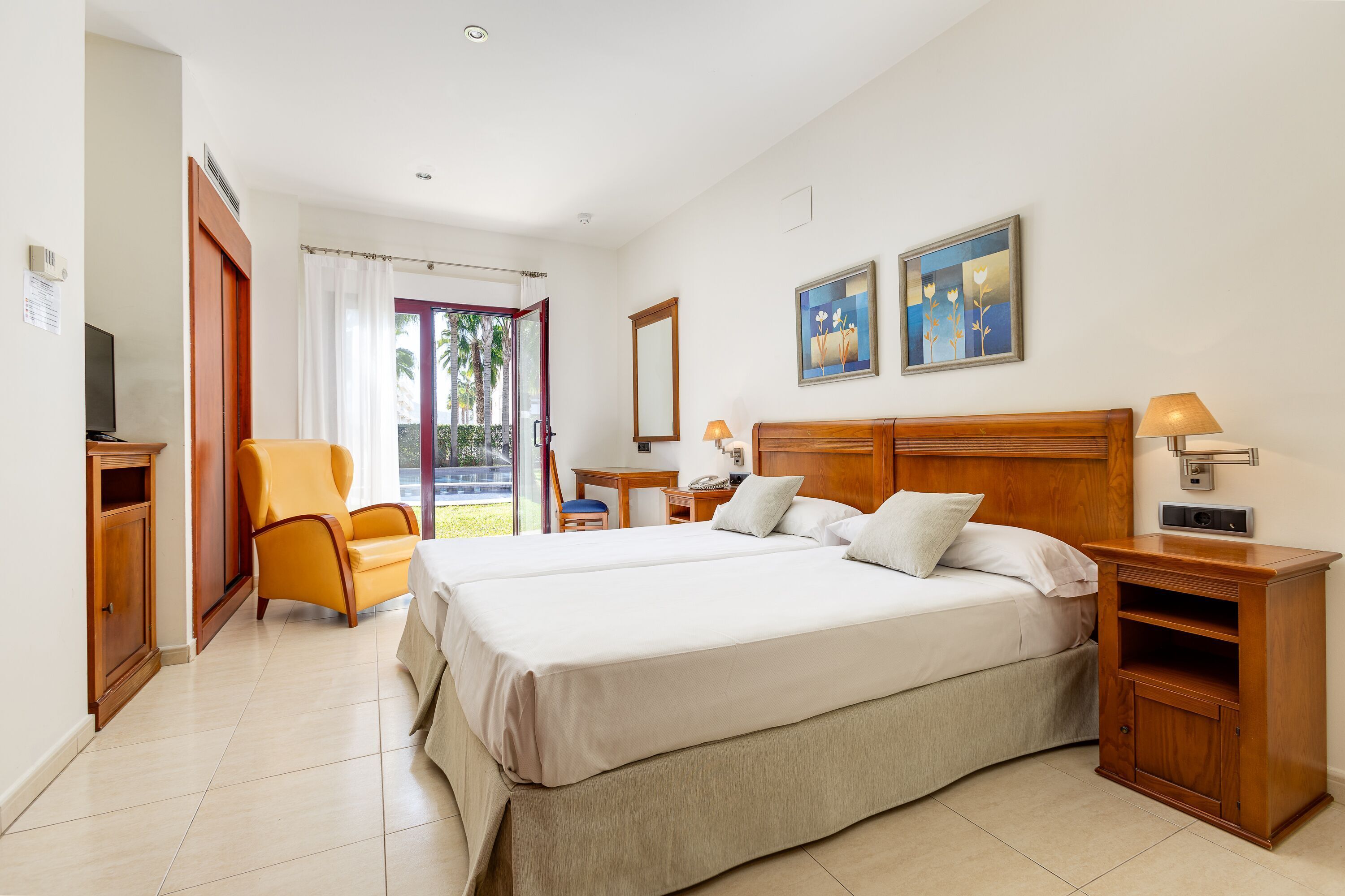 Värdeförvaringsskåp på rummet, skrivbord och strykjärn/strykbräda