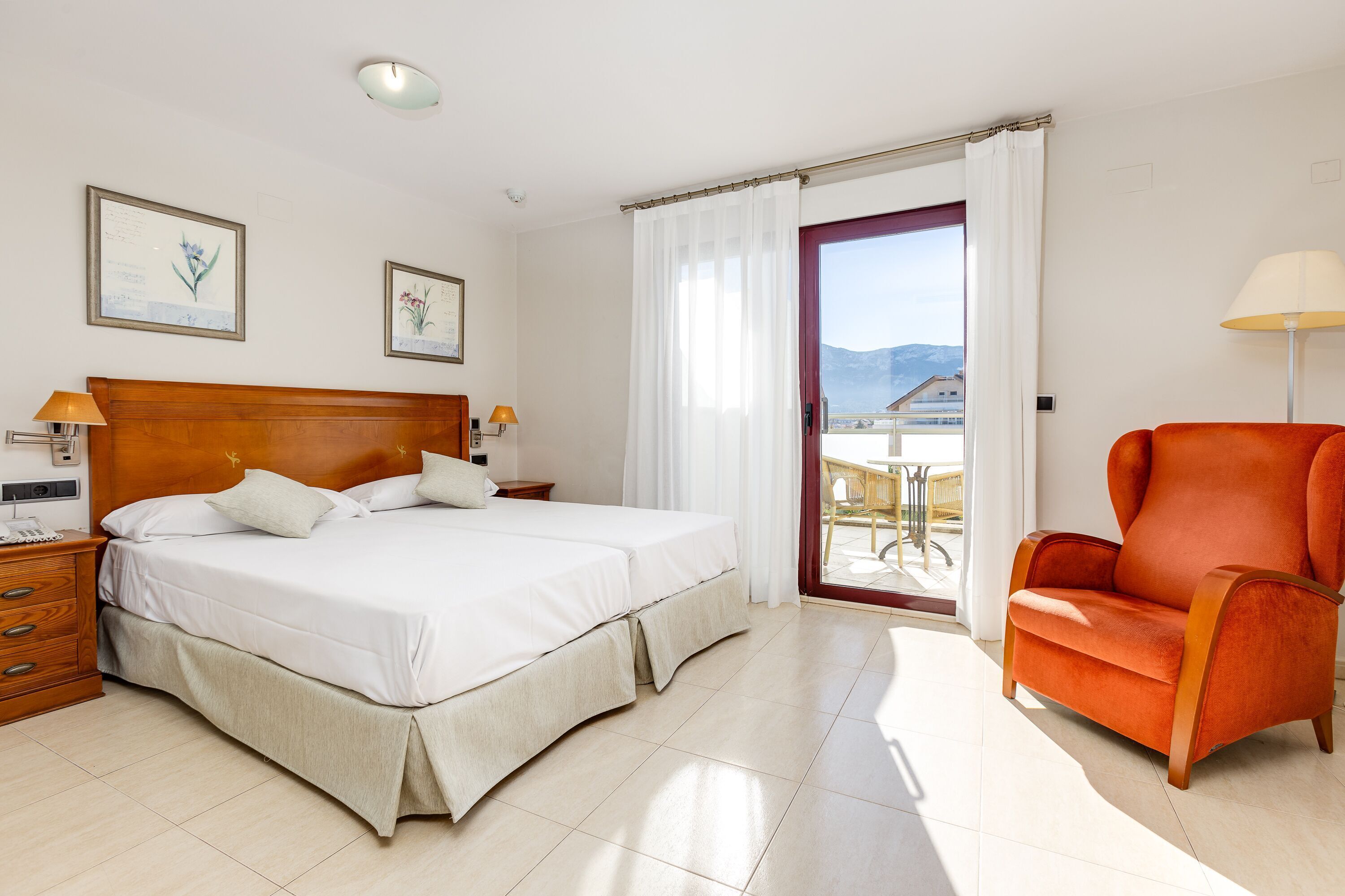 Värdeförvaringsskåp på rummet, skrivbord och strykjärn/strykbräda