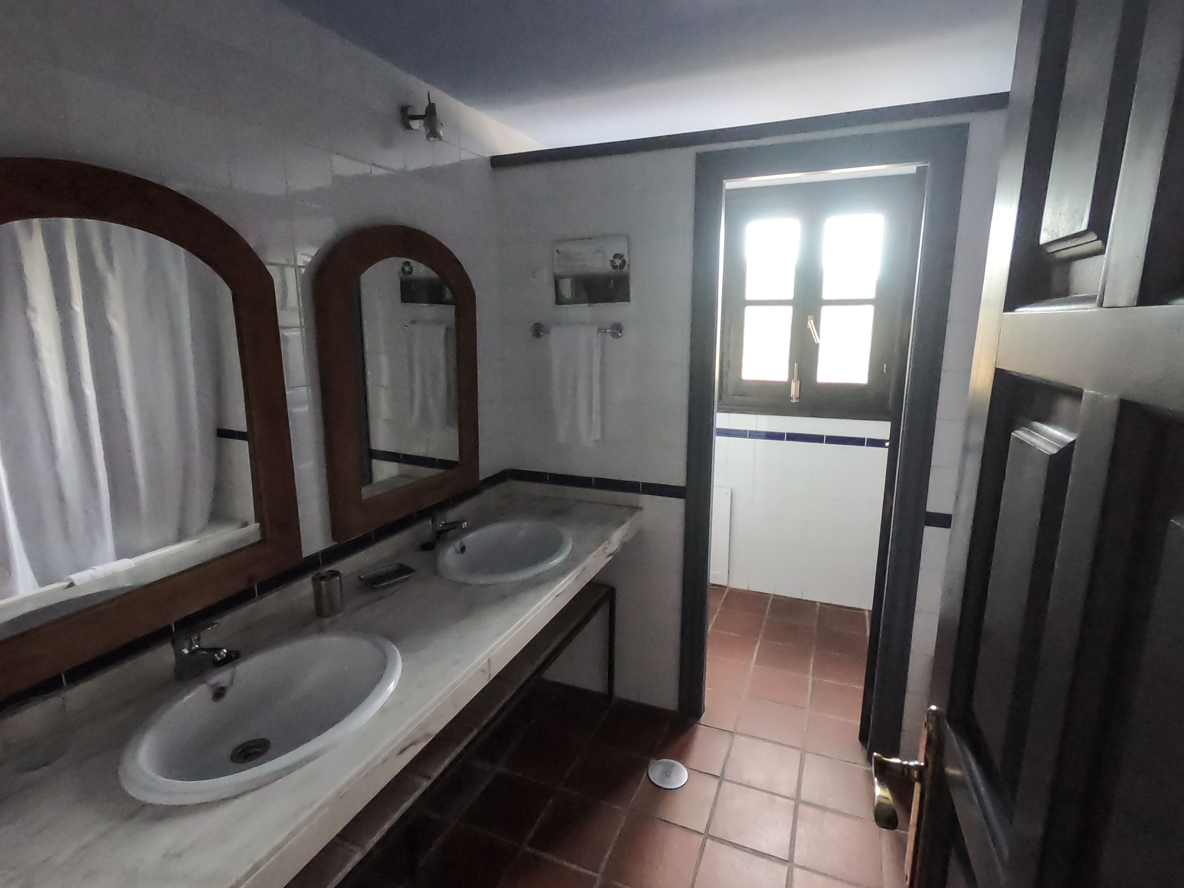 junior room | bathroom | bathtub, hair dryer, towels, soap