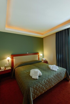 Minibar, in-room safe, desk, iron/ironing board - The Athens Mirabello (Athens)
