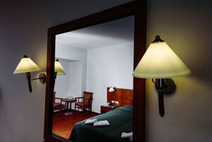 Minibar, coffres-forts dans les chambres, bureau