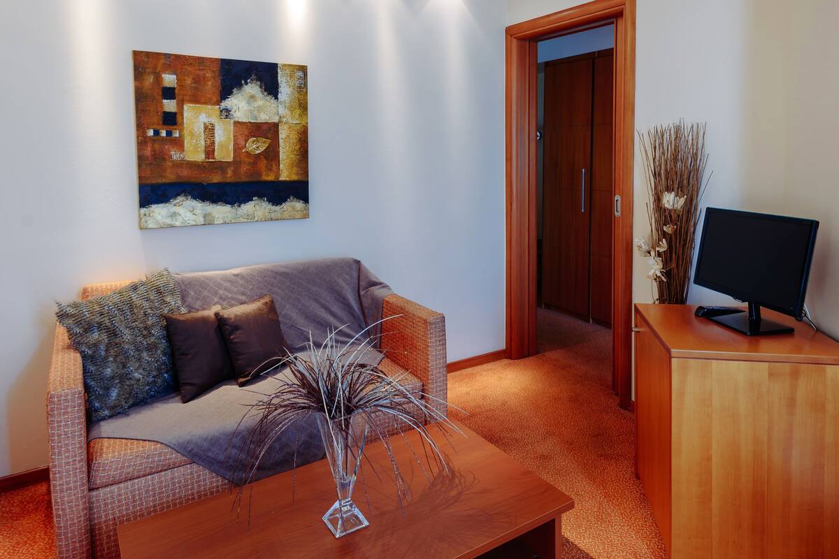 Suite, 1 habitación, hidromasaje (Acropolis View) | Área de sala de estar | Televisión LED de 24 pulgadas con canales digitales y televisión