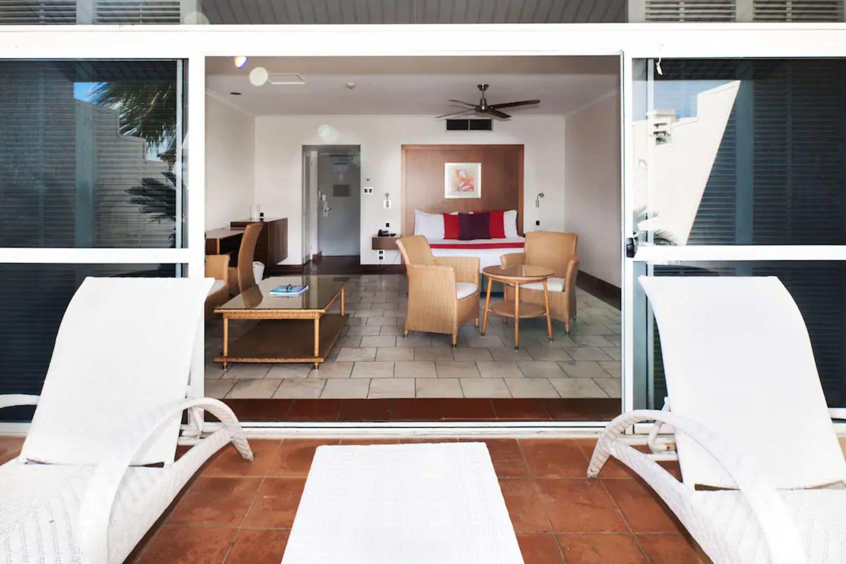 Ropa de cama de alta calidad y escritorio 