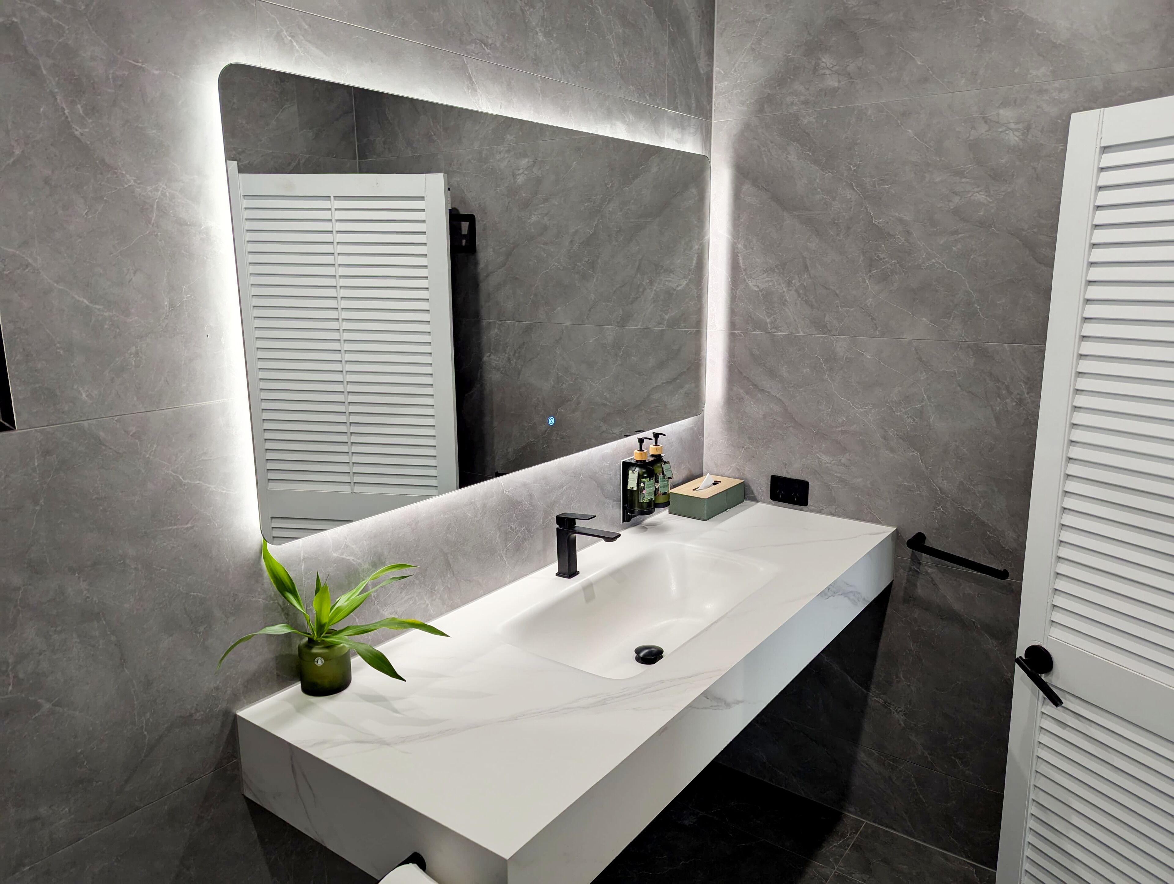 Tropica Room | Bathroom | Combined shower/tub, free toiletries, hair dryer, towels