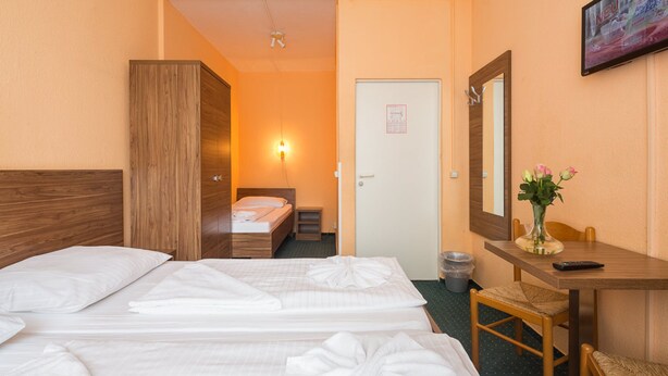 In-room safe, cribs (surcharge), rollaway beds (surcharge), WiFi (free) - City Hotel Ansbach (Berlin)