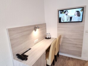 迷你吧、客房內保險箱、書桌、隔音