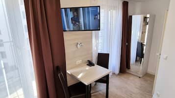 Quarto casal, 1 cama de casal | Frigobar, cofres nos quartos, escrivaninha, quartos à prova de som