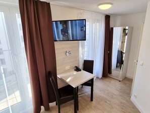 Habitación doble, 1 cama matrimonial | Minibar, caja de seguridad en la habitación y escritorio