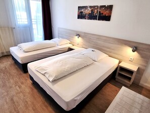 三人房 | 迷你吧、客房內保險箱、書桌、隔音