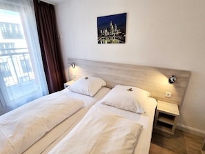 Habitación doble, 1 cama matrimonial | Minibar, caja de seguridad en la habitación y escritorio