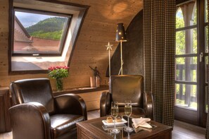 Suite Deluxe | Área de sala de estar | Televisión LED 