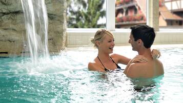 2 piscines couvertes, 2 piscines extérieures, parasols de plage