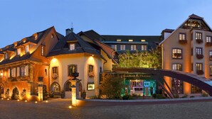 A historic building with a courtyard, a boutique hotel, and a restaurant. - Hostellerie des Châteaux & Spa (Ottrott)