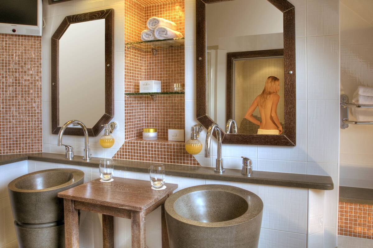 bien-être suite | bathroom | hair dryer, bathrobes, slippers, towels