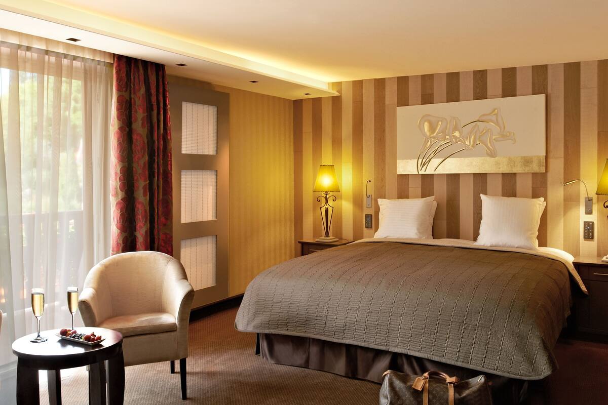 premium bedding, minibar, in-room safe, desk