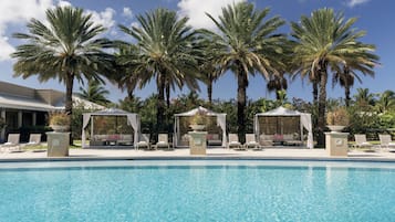 2 utendørsbassenger, bassengparasoller og solsenger