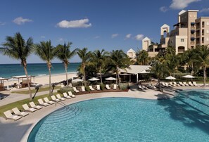 2 hồ bơi ngoài trời, dù/ô trên bãi biển/hồ bơi, ghế dài tắm nắng 