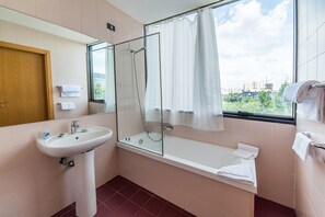 Free toiletries, hair dryer, bathrobes, bidet - Sotel Nomentana (Rome)