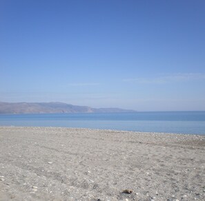 Beach nearby, black sand, sun loungers, beach umbrellas - Summer Lodge (Platanias)
