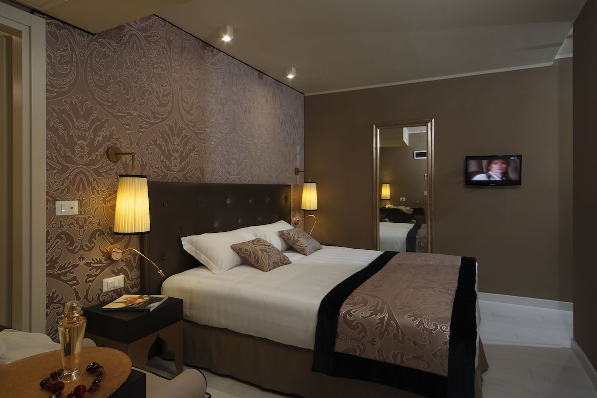 Chambre Classique Double ou avec lits jumeaux | Couette en duvet d'oie, minibar, coffres-forts dans les chambres, bureau