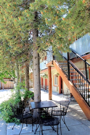 Terrace/patio - Moose Creek Inn (West Yellowstone)