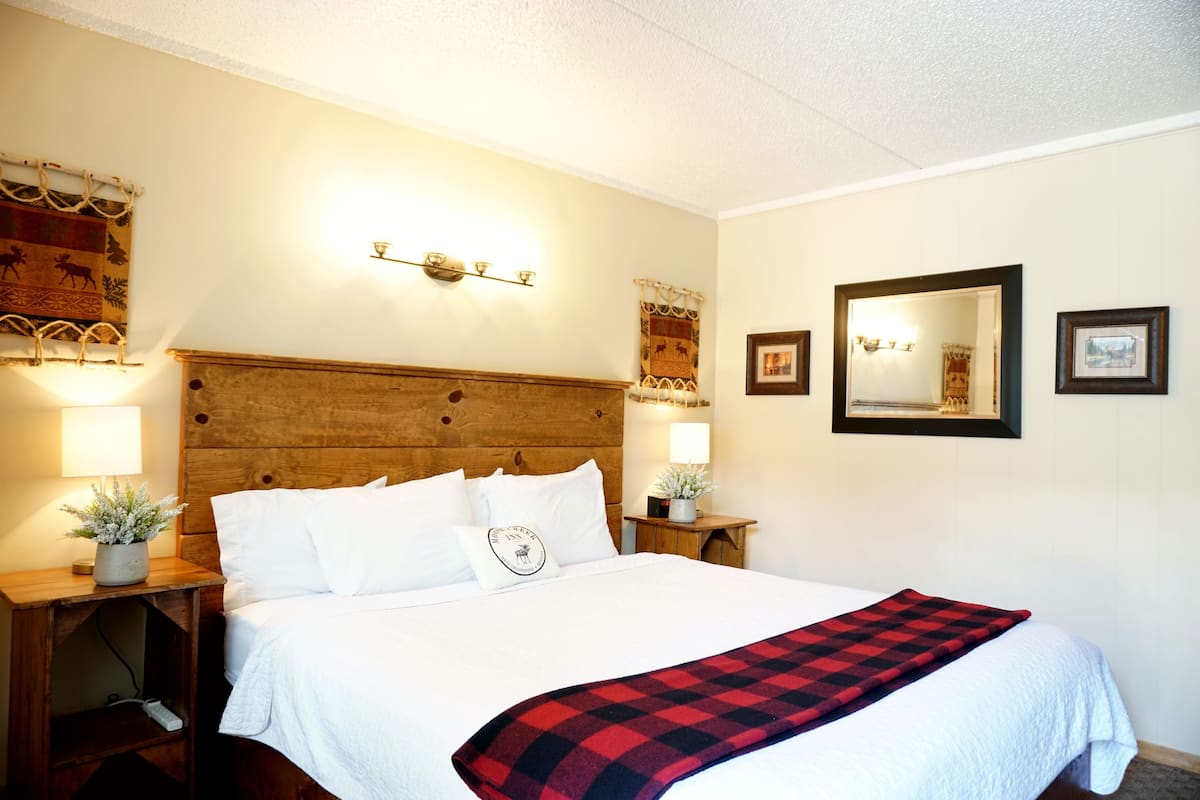 Room, 1 King Bed (Single King at Moose Creek Inn) | Free WiFi, bed sheets