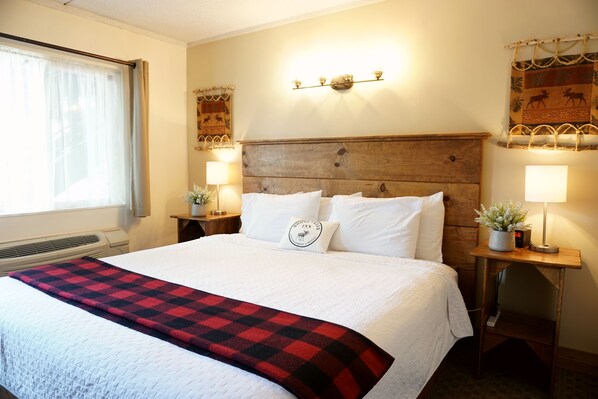 Single King at Moose Creek Inn | Free WiFi, bed sheets - Moose Creek Inn (West Yellowstone)