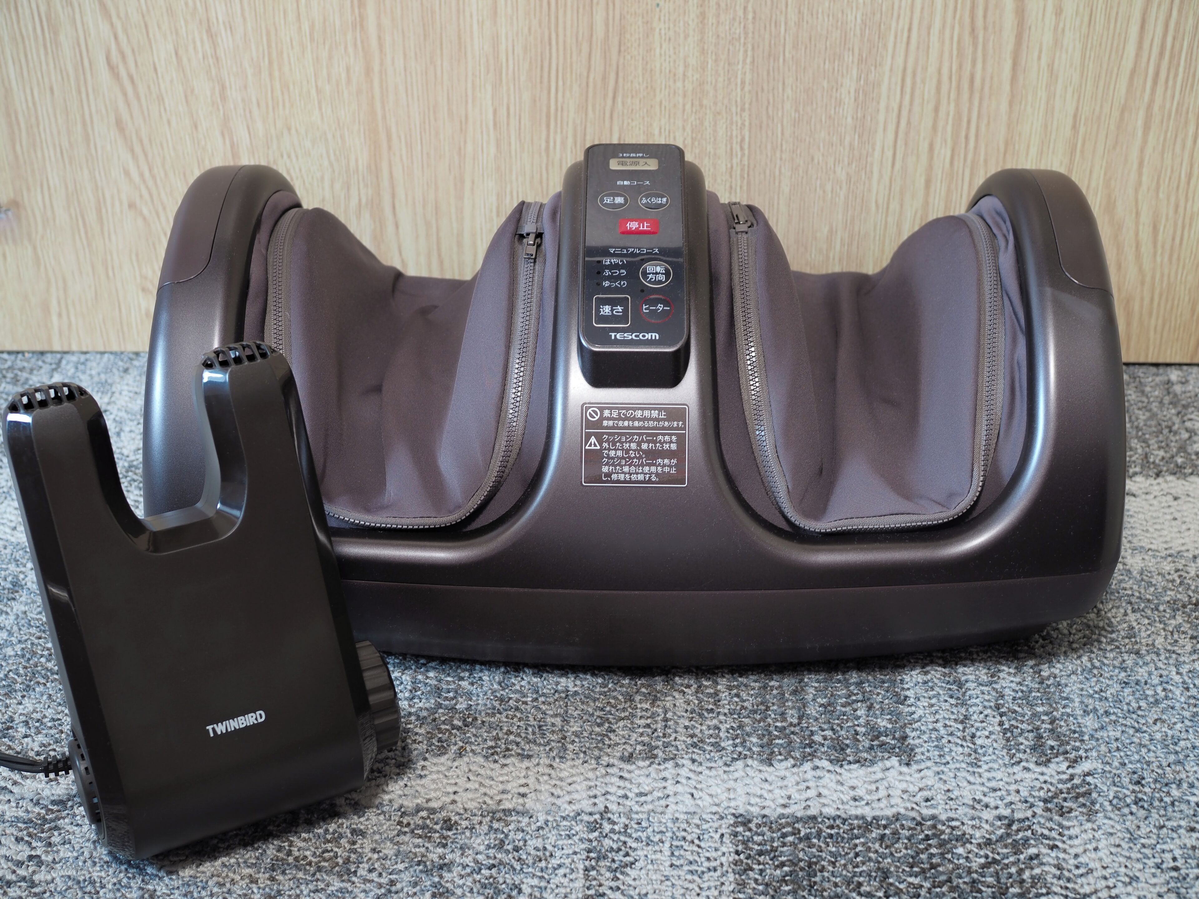 Un fauteuil de massage doté d’un panneau de commande et d’une télécommande.