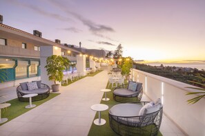 2 barer/lounger, bar ved poolen