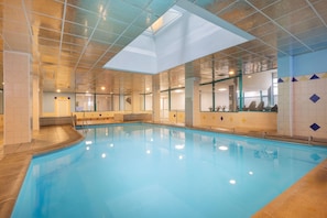 2 piscine all'aperto, ombrelloni da piscina, lettini