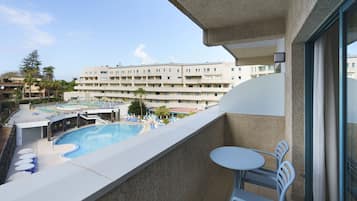 2 udendørs pools, parasoller, liggestole