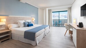 Una camera d'albergo con un letto, comodini, una scrivania e una sedia.