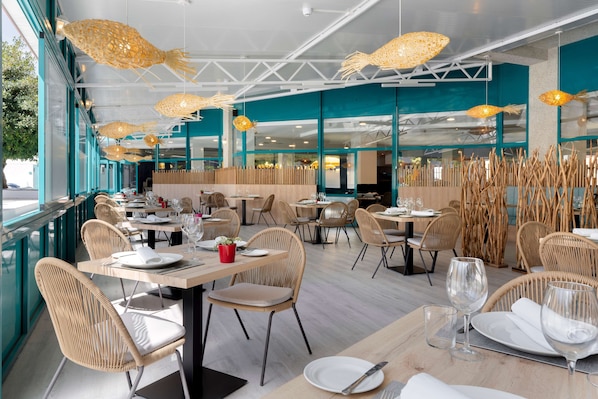 3 restaurants, breakfast, lunch, dinner served; international cuisine