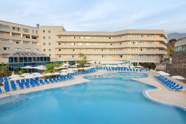 2 ulkouima-allasta, aurinkovarjoja, aurinkotuoleja