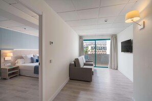 Een minibar, een kluis op de kamer, een bureau, verduisterende gordijnen