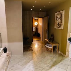 Een sauna, lichaamsbehandelingen, body scrubs, gezichtsbehandelingen