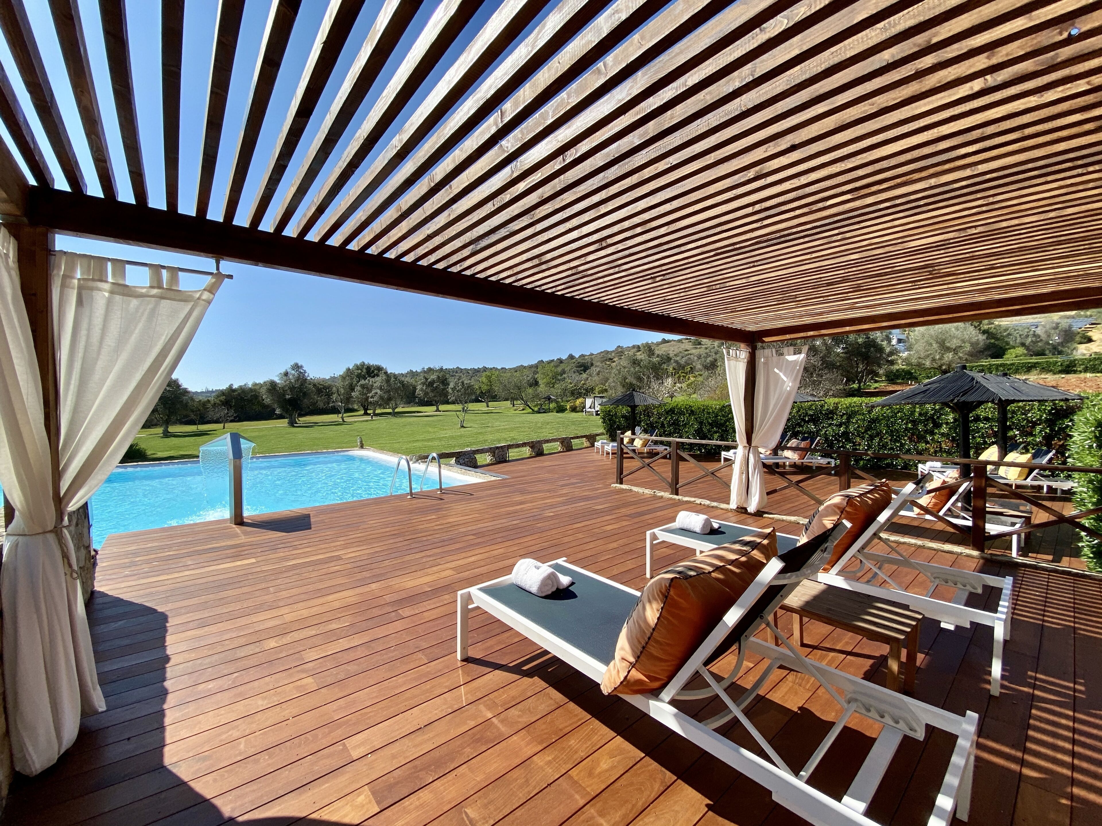 Una piscina cubierta, una piscina al aire libre