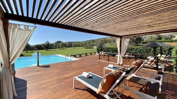 Una piscina cubierta, una piscina al aire libre